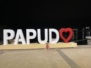 een klein meisje voor een bord met een hart bij Hermoso Departamento Familiar Punta Puyai in Papudo