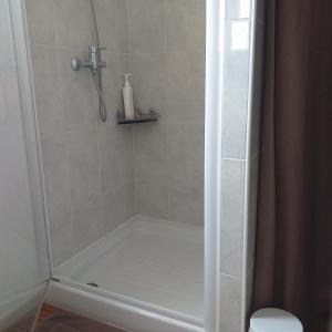 a bathroom with a shower with a tub and a toilet at Chambre à 500 m des remparts in Aigues-Mortes