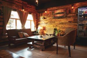 sala de estar con mesa y sillas en Oshovia Hostel en Ushuaia