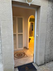 una puerta abierta a una habitación con pasillo en Cottage Chaleureux tout équipé climatisé à Jacou, en Montpellier