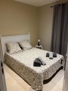 een slaapkamer met een bed met handdoeken erop bij Cottage Chaleureux tout équipé climatisé à Jacou in Montpellier
