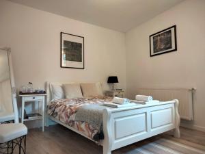 ein Schlafzimmer mit einem Bett und zwei Bildern an der Wand in der Unterkunft Casa Scheiana in Braşov