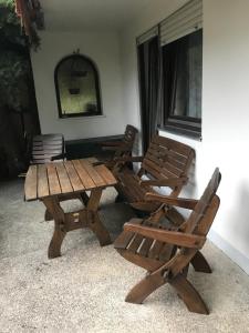 einen Picknicktisch aus Holz und Stühle in einem Zimmer in der Unterkunft Fewo Alpenvorland in Peißenberg