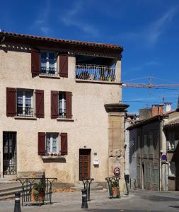 un edificio con ventanas y balcones en una calle en Résidence Tivoli, en Limoux