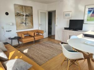 una sala de estar con un sofá y una mesa en appartement Ideaal, en Bergen aan Zee 3 fotos más