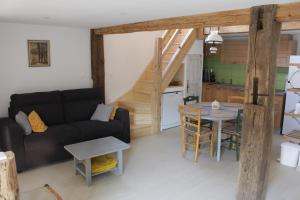 Gîte de l'Abbatiale,3 étoiles, dans une grange du XVIIIème ,1 à 6 personnes的休息区