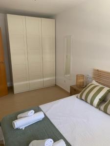 Łóżko lub łóżka w pokoju w obiekcie Precioso apartamento primera línea de playa