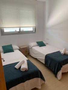 Łóżko lub łóżka w pokoju w obiekcie Precioso apartamento primera línea de playa