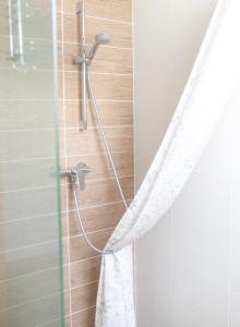 łazienka z prysznicem z zasłoną prysznicową w obiekcie Titscherhof w mieście Leutschach