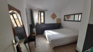 Un dormitorio con una cama y una silla dentro. en Casa Francesca, en Saint-Florent