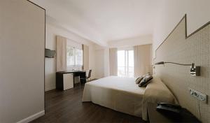 A bed or beds in a room at Hotel Embarcadero de Calahonda de Granada