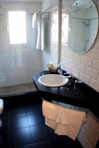 bagno con lavandino e specchio di Hotel Embarcadero de Calahonda de Granada a Calahonda
