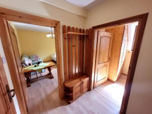 una habitación vacía con una puerta y una mesa en Rezydencja Leśny Dwór, en Piwniczna-Zdrój