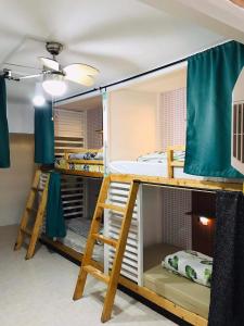 grupa łóżek piętrowych w pokoju w obiekcie CHE & JAMES FEMALE GUEST House COLON, CEBU w Cebu