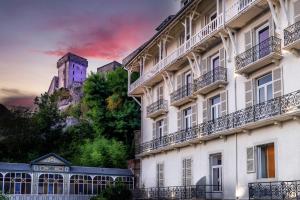 een uitzicht op een gebouw met een kasteel op de achtergrond bij Belfry & Spa by Ligne St Barth in Lourdes