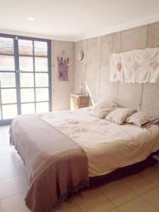 ein Schlafzimmer mit einem großen weißen Bett in einem Zimmer in der Unterkunft Moderna casa en las Paredes a 1 km del aeropuerto in San Rafael