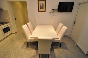 Kuchnia lub aneks kuchenny w obiekcie Apartments Marija - Maslenica - first line to the sea
