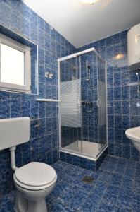 Kúpeľňa v ubytovaní Apartments Marija - Maslenica - first line to the sea + 37 fotografií