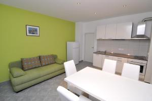 Kuchnia lub aneks kuchenny w obiekcie Apartments Marija - Maslenica - first line to the sea