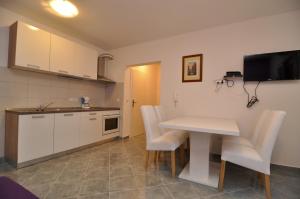 Kuchnia lub aneks kuchenny w obiekcie Apartments Marija - Maslenica - first line to the sea