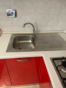 eine Küchenspüle mit einem Wasserhahn darüber in der Unterkunft STOP&GO STATION BOLOGNA house self check-in Stazione AV- FIERA in Bologna