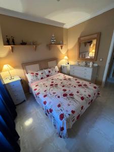 A bed or beds in a room at Chalet en La Barrosa, Piscina+BBQ+Grifo de Cerveza