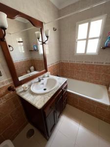 A bathroom at Chalet en La Barrosa, Piscina+BBQ+Grifo de Cerveza