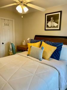 Suite Melissa's Pinehurst Country Club #6 Private Room and Bath في بينهورست: غرفة نوم بسرير مع مخدات صفراء و زرقاء