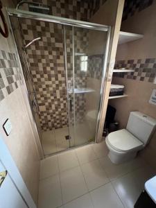 A bathroom at Chalet en La Barrosa, Piscina+BBQ+Grifo de Cerveza