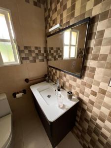 A bathroom at Chalet en La Barrosa, Piscina+BBQ+Grifo de Cerveza
