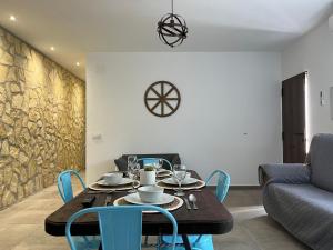 una sala da pranzo con tavolo e sedie blu di Villa Río Béjar a Quesada