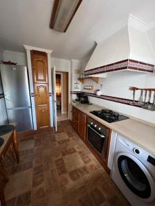 A kitchen or kitchenette at Chalet en La Barrosa, Piscina+BBQ+Grifo de Cerveza