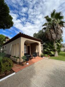A garden outside Chalet en La Barrosa, Piscina+BBQ+Grifo de Cerveza