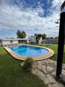 The swimming pool at or close to Chalet en La Barrosa, Piscina+BBQ+Grifo de Cerveza