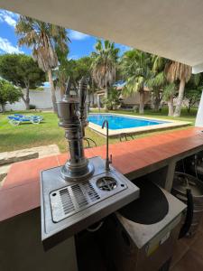 The swimming pool at or close to Chalet en La Barrosa, Piscina+BBQ+Grifo de Cerveza