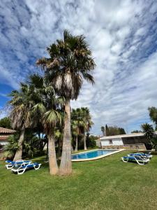 The swimming pool at or close to Chalet en La Barrosa, Piscina+BBQ+Grifo de Cerveza