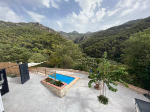 una piscina con vista sulle montagne di Villa Río Béjar a Quesada