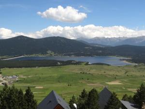 a view of a valley with a lake and mountains at Cocoonabay Appartements 8 in Les Angles