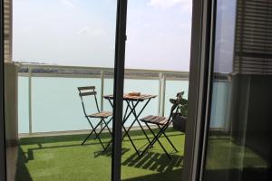 een balkon met een tafel en stoelen bij bariairport in Bari