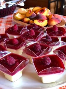 een bord met aardbeien en andere vruchten bij Blue Village 8 in Kolašin