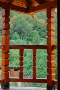 una ventana de una estructura de madera con vistas en Садиба над потоком, en Lumshory