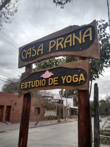 una señal para casa prana en una calle en Casa Prana Estudio de Yoga en Cafayate