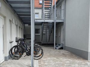 deux vélos garés dans le couloir d'un immeuble dans l'établissement QUELLQUARTIER, à Fulde