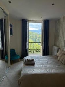 onlysaintg - Apartment Bernadette Spacious 4 bedrooms Great views, 120 m2 Only 500m from the centre and ski lift GREAT YEAR ROUND 객실 침대