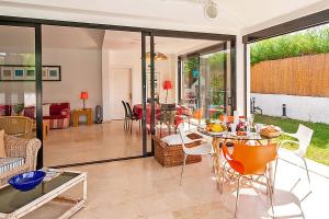 een woonkamer met een tafel en stoelen bij Chalet Isabel in Maspalomas