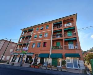 um edifício numa esquina com em La Casa del Buonviaggio em La Spezia