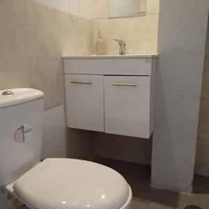 Private rooms near the beach center的一间浴室