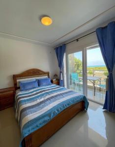 Кровать или кровати в номере appartement vue sur mer saidia