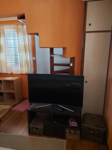 Una sala de estar con un televisor de pantalla plana sobre un soporte. en Apartment Lili, en Šibenik