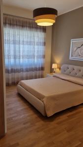 een slaapkamer met een groot bed en een raam bij Dudi Apartment in Palermo